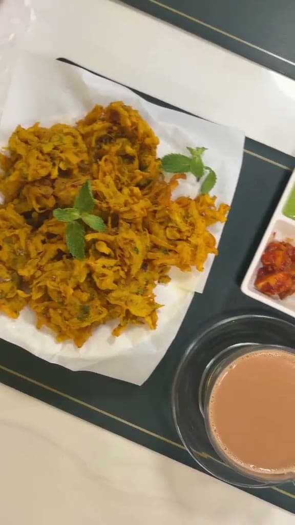 Onion pakora with mint chutney and chai